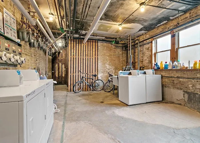 Furnished 1br With Natural Light & King Beds - Larchmont Rep * Chicago