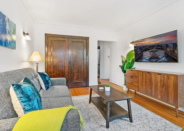Furnished 1br With Natural Light & King Beds - Larchmont Rep Apartment *