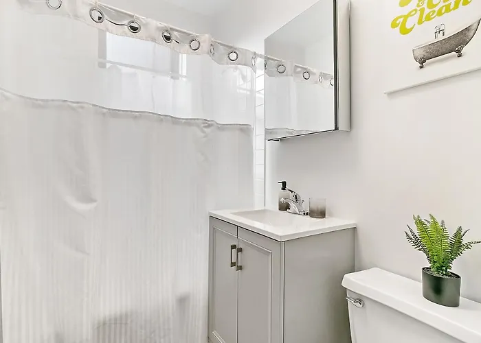 Furnished 1br With Natural Light & King Beds - Larchmont Rep Apartment *