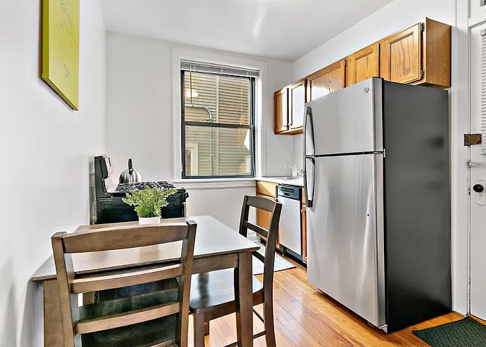 Furnished 1br With Natural Light & King Beds - Larchmont Rep Chicago
