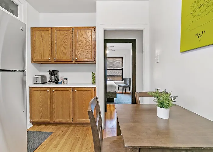 Apartment Furnished 1br With Natural Light & King Beds - Larchmont Rep